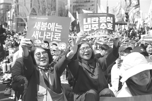 4月4日,民众在韩国首都首尔的韩国宪法法院附近庆祝尹锡悦弹劾案获得通过 新华社发